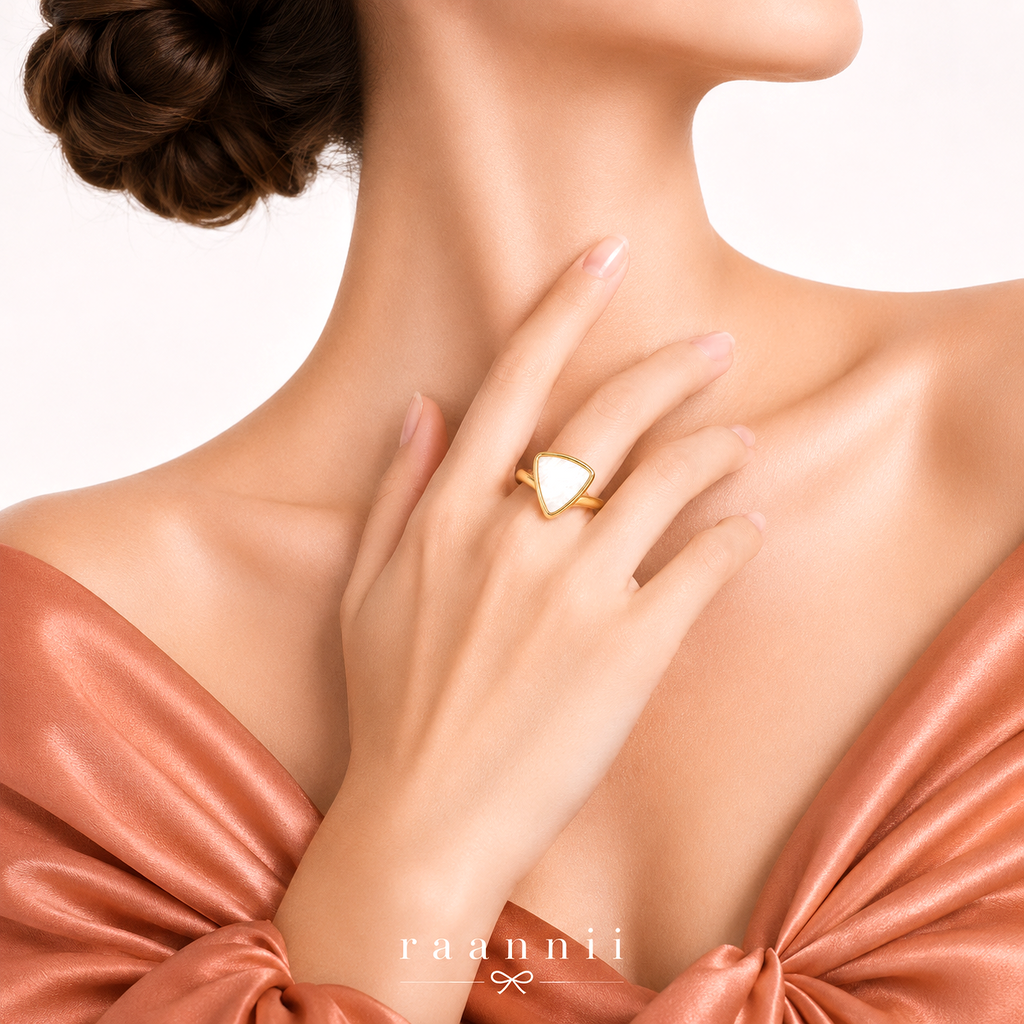 Raannii - Rings Gold Tone Triangle Mother of Pearl Adjustable Statement Ring for Women