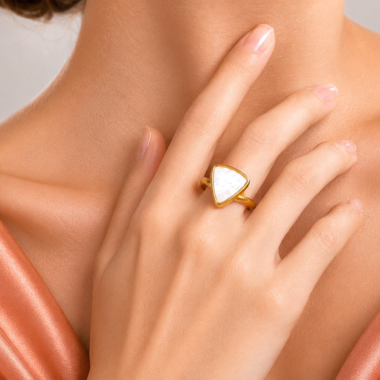 Raannii - Rings Gold Tone Triangle Mother of Pearl Adjustable Statement Ring for Women