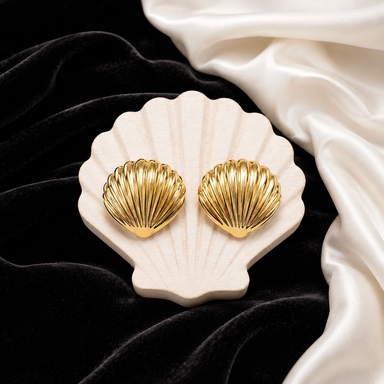 raannii-luxury-gold-shell-stud-earrings